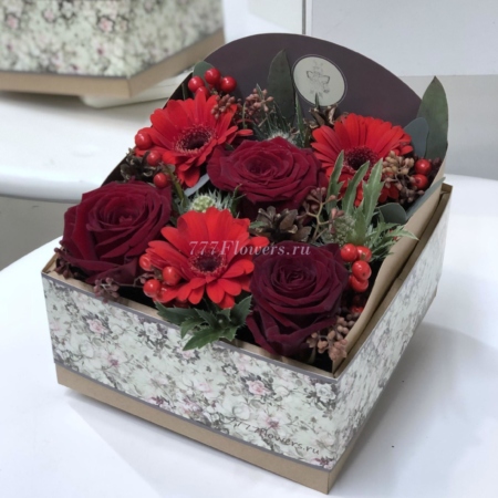 №5032 - Фирменная коробочка FlowerBox в красном цвете - фото 777flowers