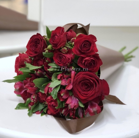 №0913 - Фирменный конус с красными розами - фото 777flowers