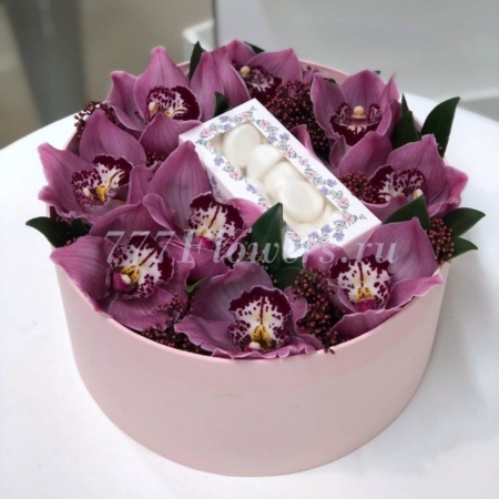 №7107 - Круглая коробка с орхидеями и безе - фото 777flowers