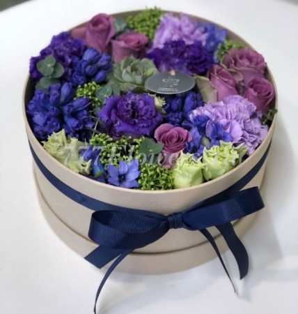 №0838 - Шляпная коробка в сиреневом цвете - фото 777flowers
