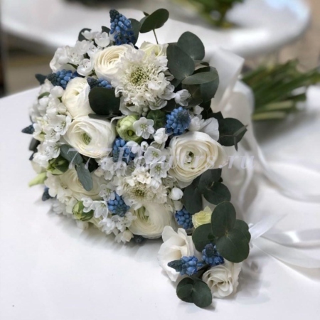 №2231 - Бело-голубой букет невесты с ранункулюсами и мускари - фото 777flowers