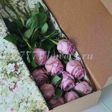 №5522 - Прямоугольная фирменная коробка FlowerCase с сиреневыми розами - фото 777flowers