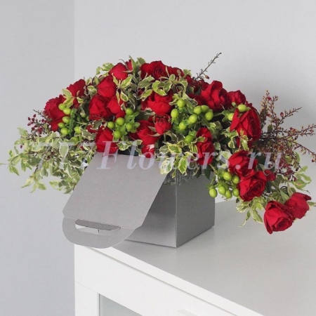 №5811 - Фирменная коробочка FlowerCarry с красными розами - фото 777flowers