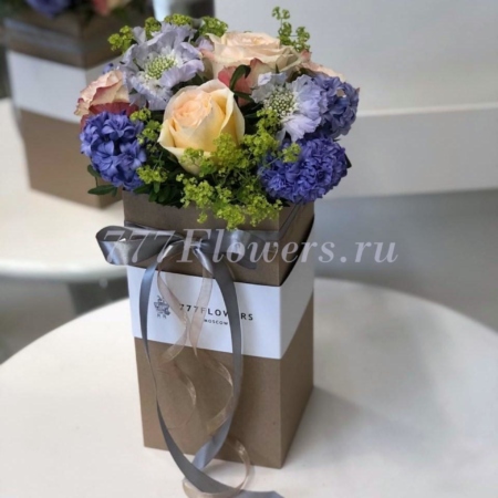 №5614 - Букет в коробке с розами и гиацинтами серии FlowerBox - фото 777flowers