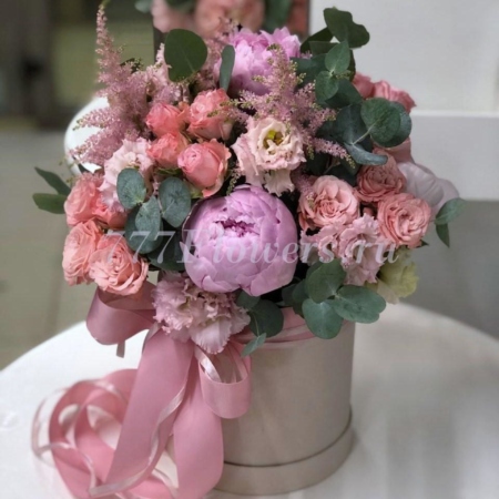 №0536 - Шляпная коробка с кустовыми розами и пионами - фото 777flowers
