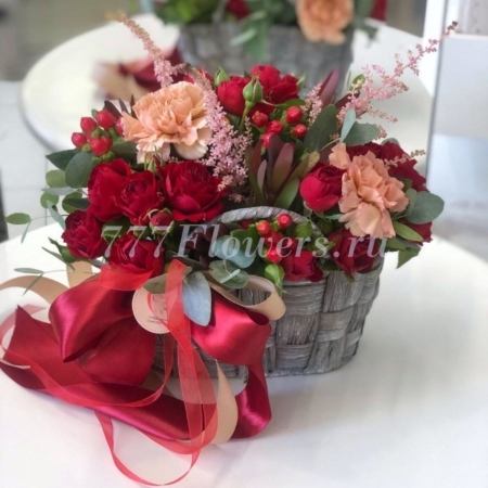 №4108 - Цветочная корзинка с красными кустовыми розами и эвкалиптом - фото 777flowers