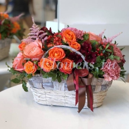 №4110 - Корзина в яркой оранжевой гамме с розами и ягодами - фото 777flowers