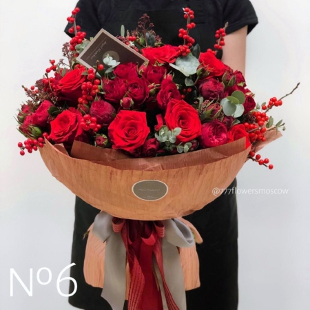 №0006 - Большой букет с красными розами и ягодами коллекции Angel Number - фото 777flowers