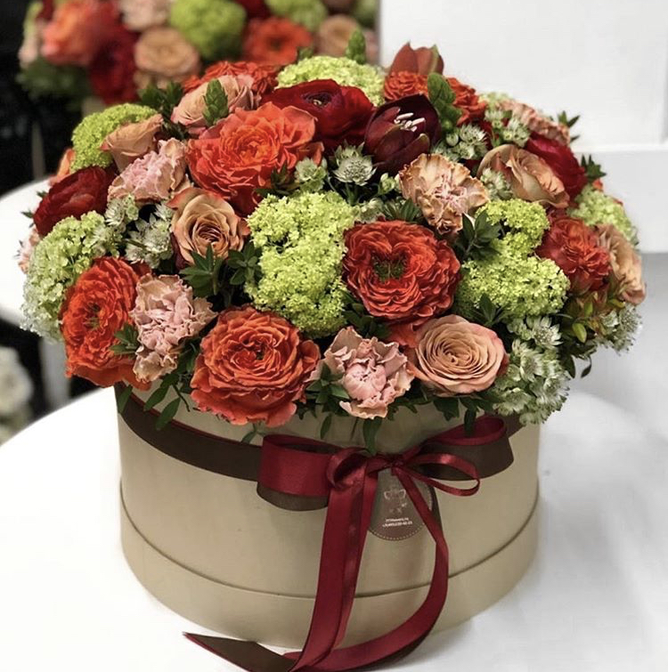 Шляпная коробка с пионовидными яркими розами и вибурнумом фото - 777FLOWERS