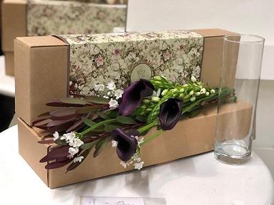 Коробка FlowerCase с каллами и вазой фото 1 - 777FLOWERS