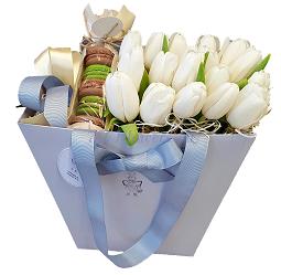 Коробка с белыми тюльпанами и макаруни 777Flowers фото1