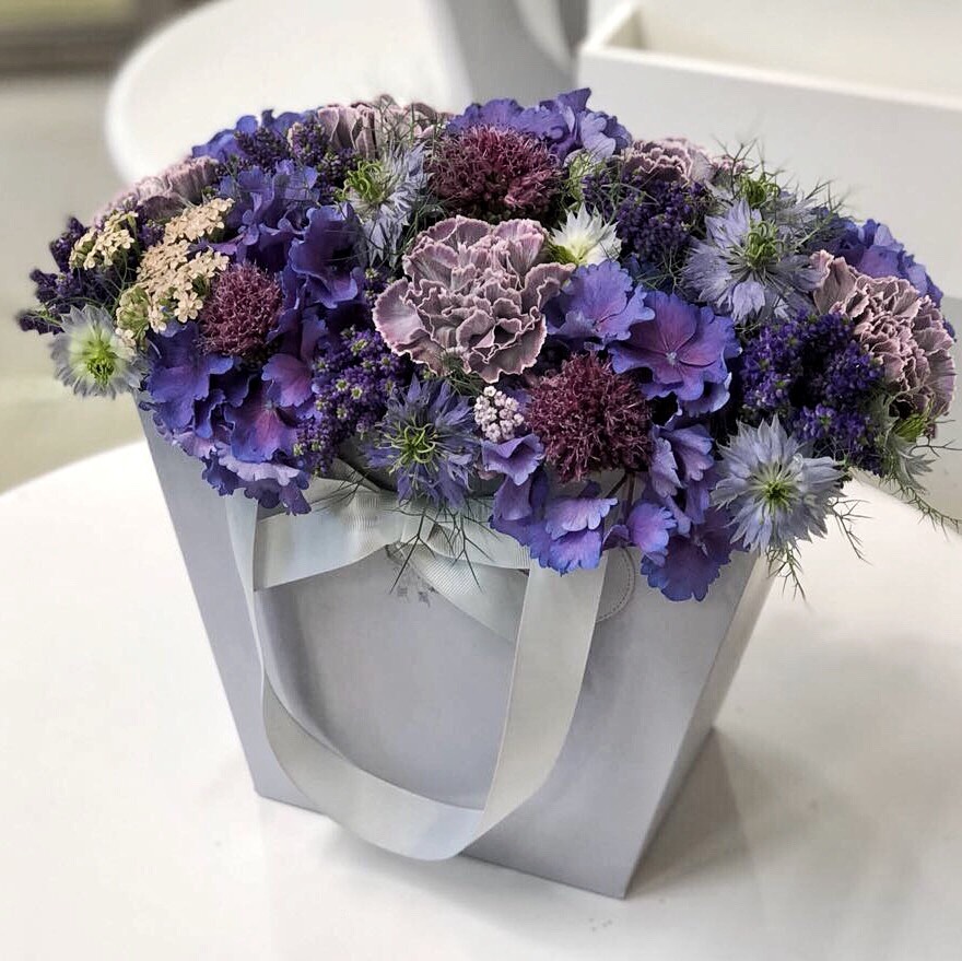 Купить коробку цветов купить пионы в магазине в москве