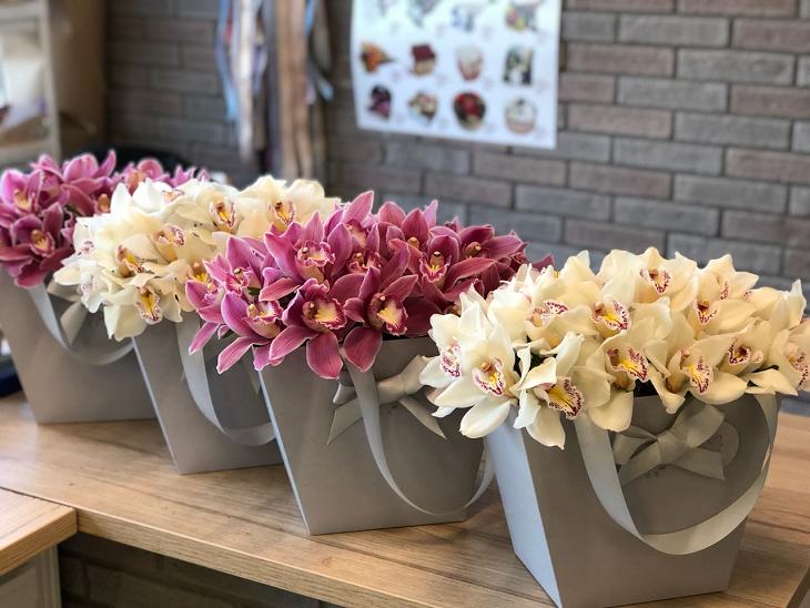 Орхидеи в сумках корпоративный заказ фото1 - 777FLOWERS